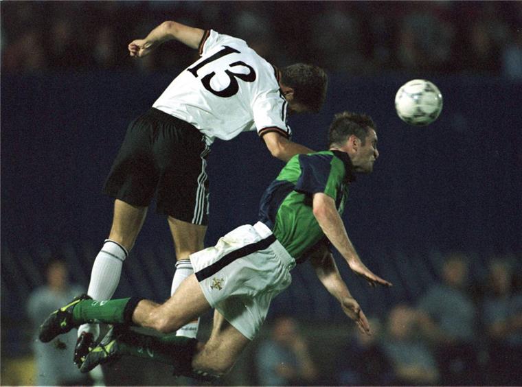 Warum Oliver Bierhoff die Nordiren liebt Rückblick auf den 20. August 1997: Der Hattrick-Torschütze Oliver Bierhoff (oben) köpft den Ball gegen den Nordiren Dany Griffin (unten). Deutschland gewinnt mit 3:1.