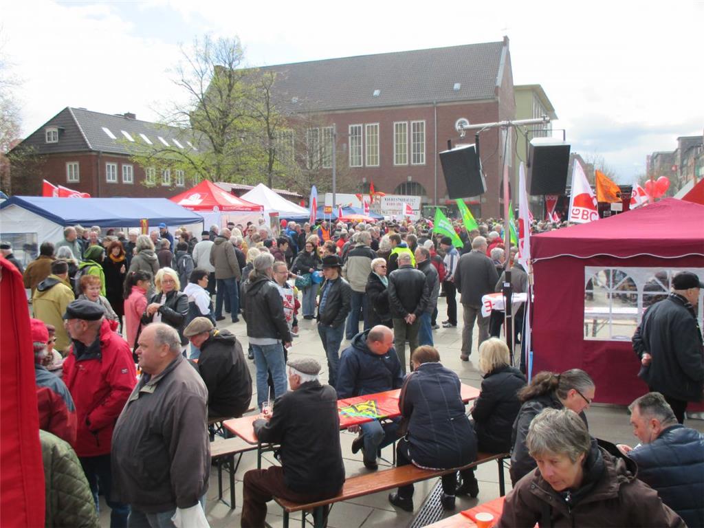 Rückblick auf die Mai-Kundgebung 2015: Die Teilnehmer warten auf die Redebeiträg...