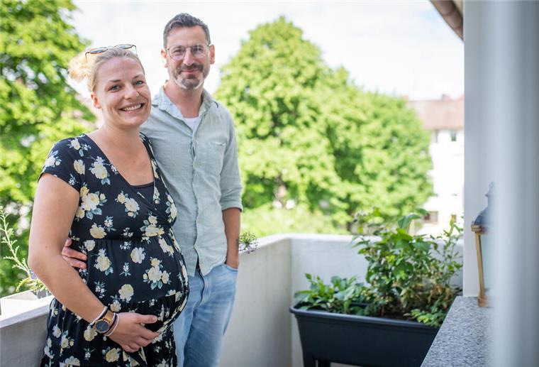 Paar auf Balkon.