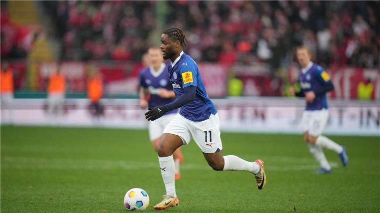 Rückkehr nach einem Jahr: Kiels Simakala zurück in Osnabrück Rückkehr nach nur einem Jahr: Ba-Muaka Simakala wechselt von Holstein Kiel zum VfL Osnabrück.