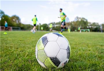 Rückkehr zur Normalität: Im Fußballtraining sind Übungen mit Körperkontakt wieder erlaubt.