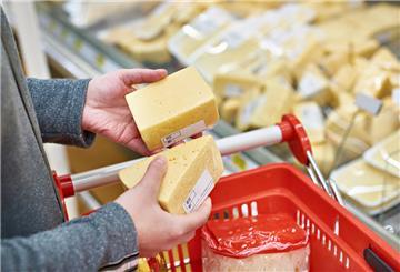 Käse Einkauf Mann Hände