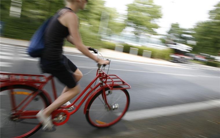 Radfahrer in Bremerhaven sind rücksichtslos! #isso Rücksichtslose Radfahrer gefährden nicht nur andere, sondern vor allem sich selbst, meint nord24-Reporterin Anja Kaiser.