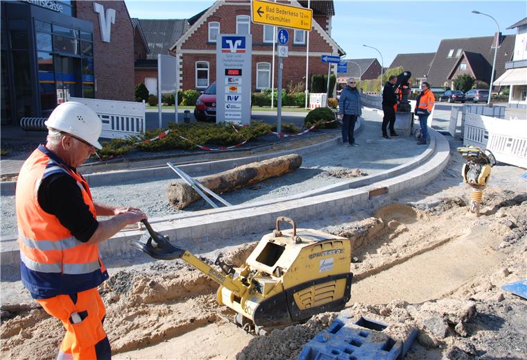 Rüttler vom Dienst: Frank Hinz verdichtet das Erdreich an der Einmündung zur Bederkesaer Straße in Neuenwalde.