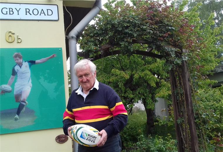 Spannendes aus der Bremer Rugby-Geschichte Rugby-Pionier Bernd Hünerkoch vor seinem Haus in Bremen-Huchting.