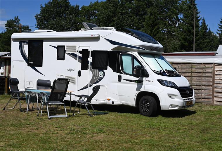 Ranking zeigt: Diese zwei Campingplätze in Niedersachsen sind echte Geheimtipps Ein Wohnmobil mit Tisch und Stühlen im Außenbereich steht auf dem Waldcampingplatz in Hepstedt.