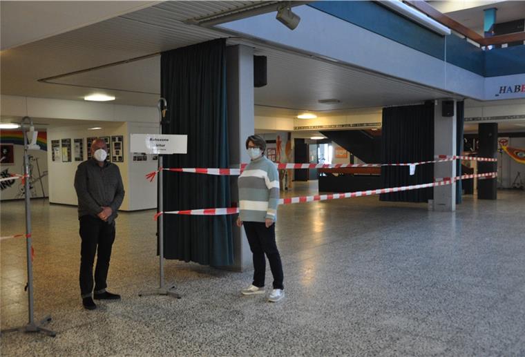 Abitur als letztes Kapitel der Schulkarriere "Ruhezone Abitur": Im Kreisgymnasium ist für die Prüfungen ein kompletter Gebäudetrakt mit Flatterband abgetrennt worden, den hier Schulleiterin Birgit Becker und Kunstlehrer Ulrich Buja präsentieren.