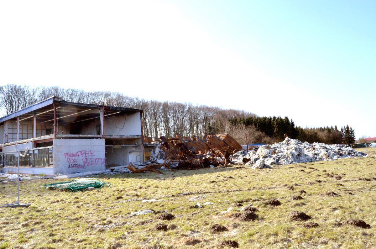 Plastikmüll-Brand in Loxstedt: Niemand kümmert sich um Ruinen und Abfall Ruinen ausgebrannter Gebäude, verbogene und ausgeglühte Eisenträger und vor allem Berge von Plastikmüll liegen seit November unter freiem Himmel im Gewerbepark Wedenberg in Loxstedt.