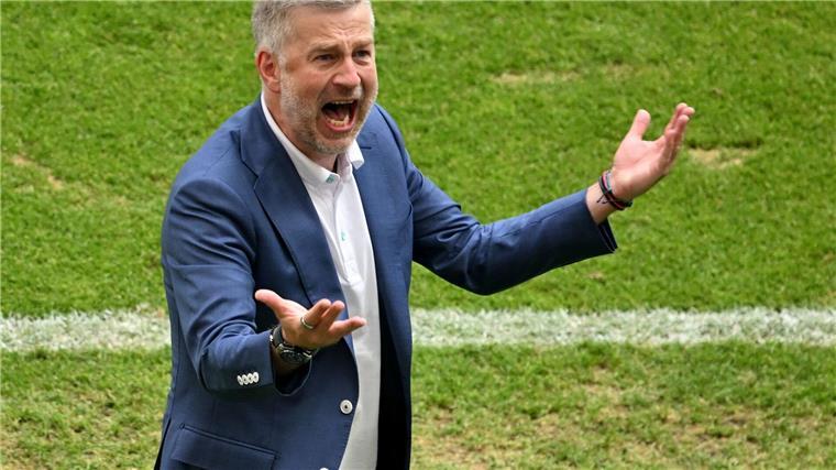 Rumäniens Trainer Edward Iordanescu freut sich auf das große Spiel.