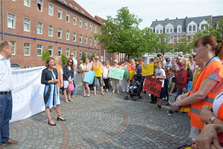 Rund 100 Eltern, Erzieher und Kinder protestierten gegenüber Sozialdezernentin Claudia Schilling gegen die drohende Krippenschließung. Die versprach, nach Lösungen zu suchen, verwies aber auf die private Trägerschaft.