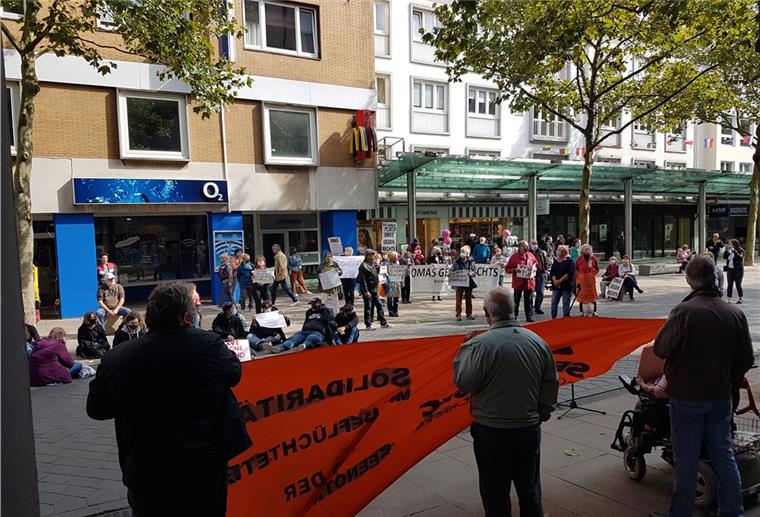 Solidarität mit den Flüchtlingen in Moria Rund 100 Menschen nahmen an der Moria-Demonstration in Bremerhaven teil.