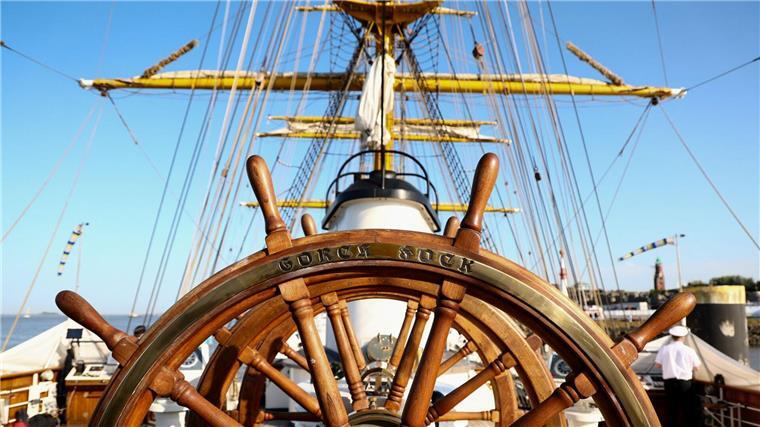 Sonne im Gesicht, Segel im Wind – „Sail“ beginnt Rund 100 Schiffe nahmen an der Parade teil.