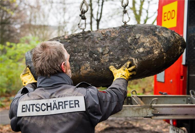 Kampfmittelbeseitiger hatten 2015 fast tausend Einsätze Rund 1000 Bomben sind in Niedersachsen im vergangenem Jahr entschärft worden.