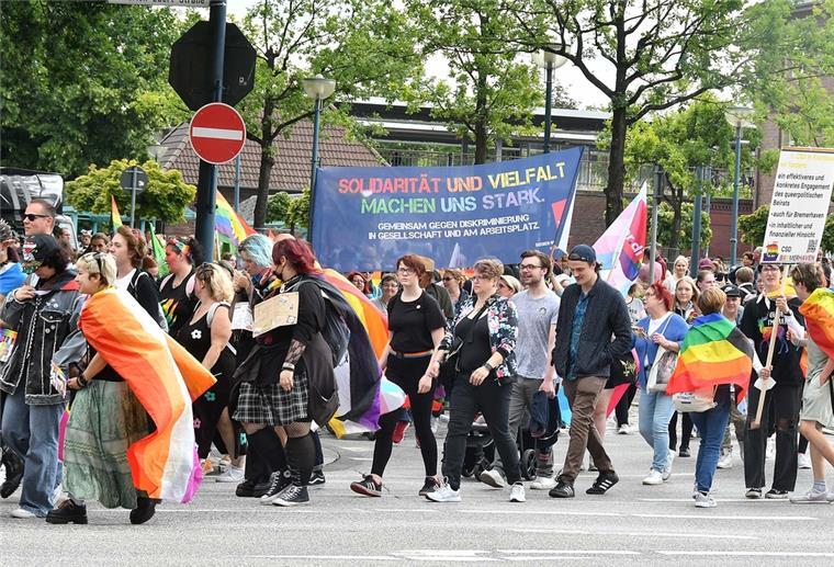 Christopher Street Day setzt wichtiges Zeichen Rund 1000 Menschen zogen am Samstag durch die Innenstadt.