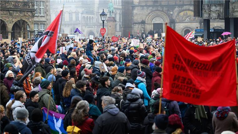 Tausende demonstrieren nach Abstimmung zur Migration Rund 10.000 Menschen demonstrieren in Bremen gegen die gemeinsame Abstimmung von Union und AfD für eine schärfere Migrationspolitik.