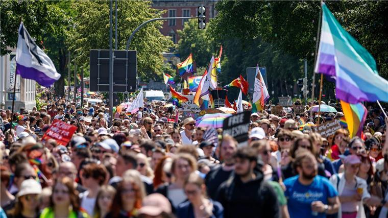 Tausende bei CSD in Oldenburg und Hildesheim Rund 10.000 Menschen sind beim Christopher Street Day in Oldenburg durch die Innenstadt gezogen.