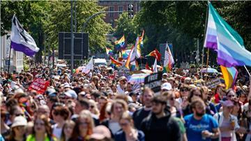 Rund 10.000 Menschen sind beim Christopher Street Day in Oldenburg durch die Innenstadt gezogen. 