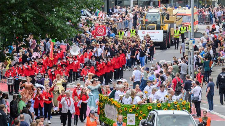 Schützen ziehen durch Hannover - rund 10.000 Teilnehmer Rund 10.000 Teilnehmer marschierten beim Schützenausmarsch durch die Innenstadt von Hannover.