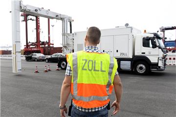 Rund 120 Beamte von Zoll, Bundes- und Wasserschutzpolizei waren an dem Großeinsatz im Containerhafen beteiligt.