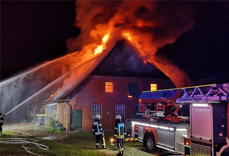Großbrand zerstört Bauernhaus bei Selsingen: Über 120 Einsatzkräfte im Einsatz Rund 120 Einsatzlräfte kämpften stundenlang gegen die Flammen.