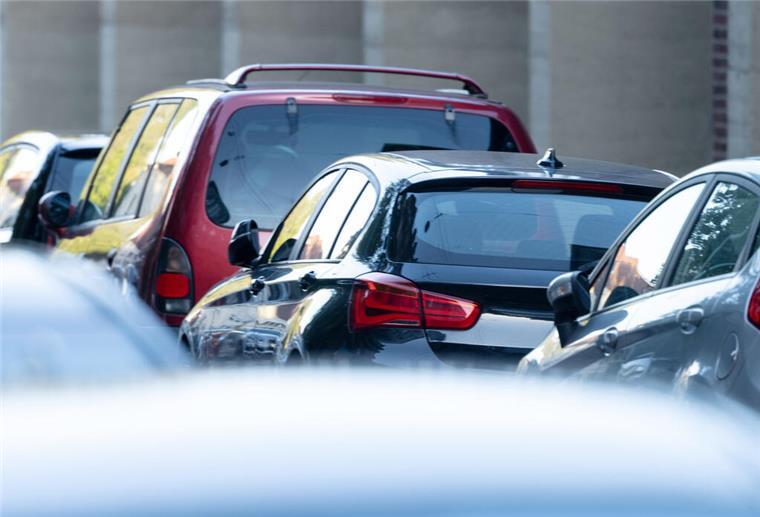 Es wird eng im Cuxland: Über 6.000 neue Autos zugelassen Verschiedene Automobile stehen in einer Reihe
