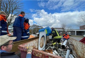 Rund 13 Stunden waren die Jungen und Mädchen der Jugendfeuerwehr Debstedt unterwegs, um Schrott zu sammeln, der nach ihrem Aufruf an die Straßenränder gelegt worden war.