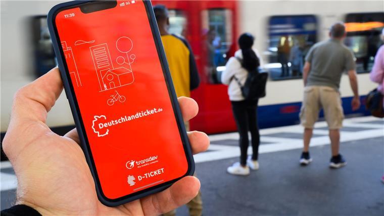 Niedersachsen besorgt um Zukunft des D-Tickets Rund 14 Millionen Menschen haben das Deutschlandticket abonniert.