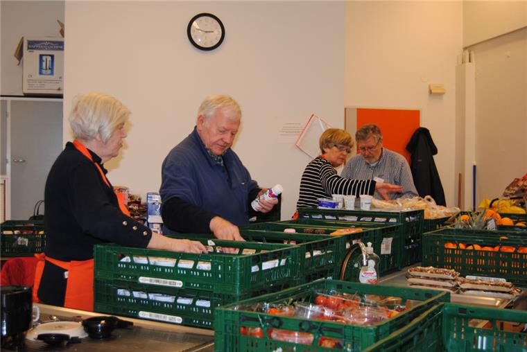 Gutes Miteinander von Deutschen und Migranten bei Loxstedter Tafel Rund 15 Ehrenamtliche packen in der Ausgabestelle der Tafel in Loxstedt mit an.