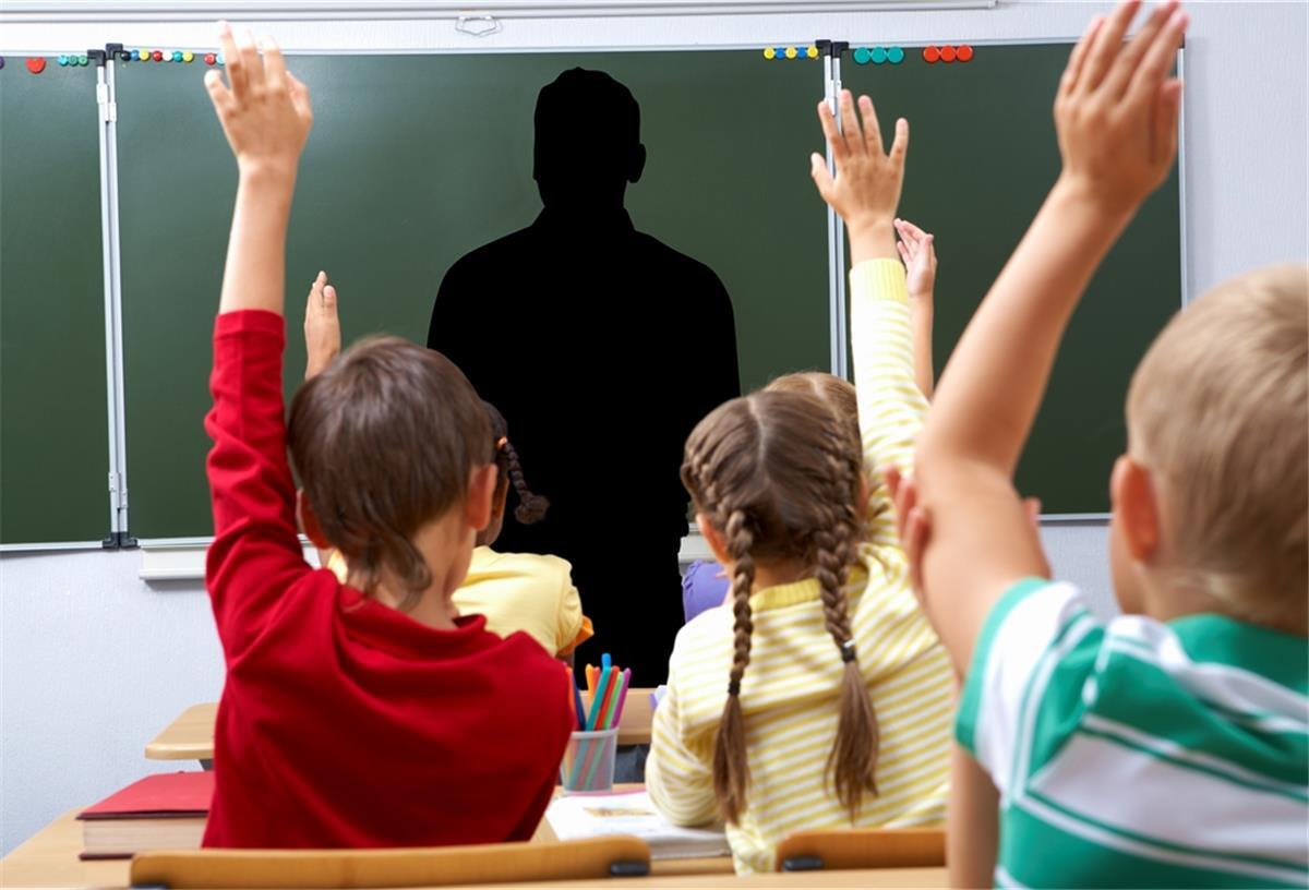 Schüler melden sich im Unterricht. 