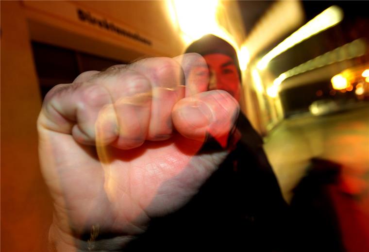 Massenschlägerei in der Bürgermeister-Smidt-Straße Rund 15 Personen haben sich in der Nacht zu Samstag in der Bürgermeister-Smidt-Straße geprügelt.