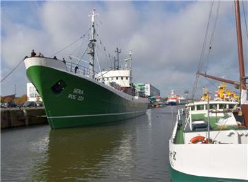 Rund 15 000 Gäste besichtigen das Museumsschiff „Gera“ am Liegeplatz im Schaufenster Fischereihafen in Bremerhaven in jedem Jahr. Am Sonntag, 13. Oktober, ist Aktionstag mit Bratfischverkauf. Außerdem wird die Maschine gestartet, und die Brücke ist zu besichtigen.