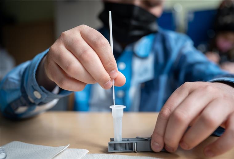 Bremerhaven: 14 Schüler- und Lehrer-Tests positiv Rund 16 500 Selbsttests führten die Bremerhavener Schüler in der vergangenen Woche durch.
