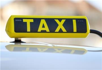 Ein Taxischild auf einem Dach eines Taxis.