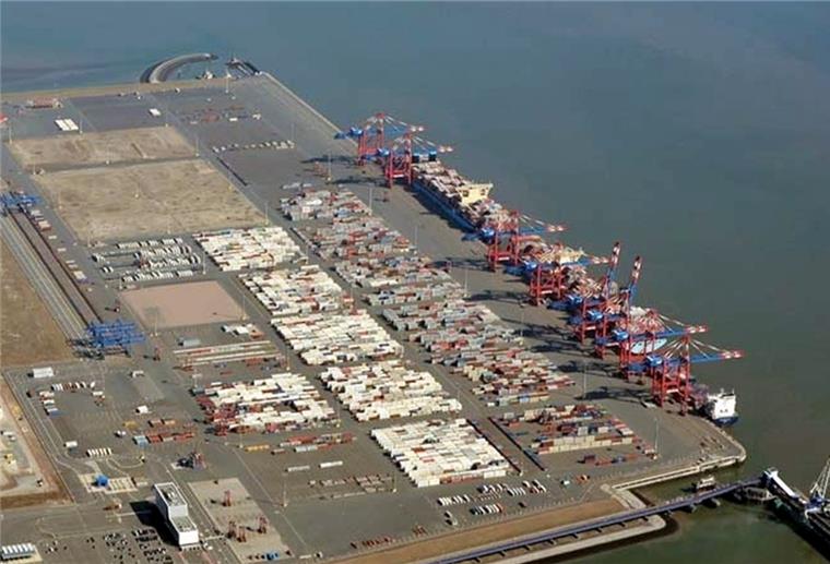 Wilhelmshaven: Der Tiefwasserhafen soll wachsen Rund 1,7 Kilometer ist die derzeitige Kaje des Containerterminals in Wilhelmshaven lang.