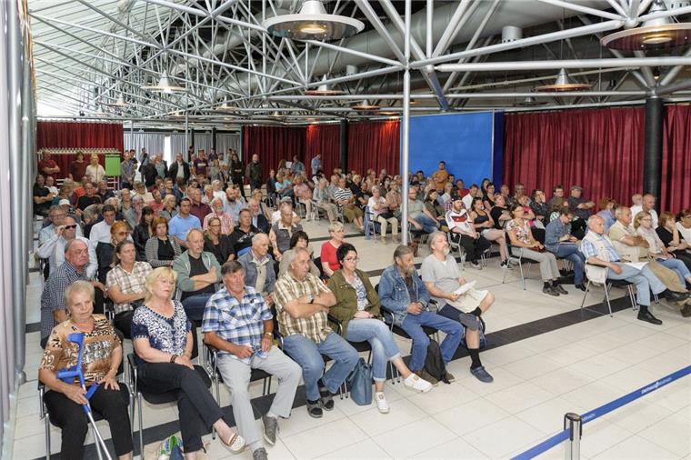 Hitzige Diskussion um Neue Aue: Bürger wollen mitreden Rund 170 Bürger waren zum Thema Neue Aue ins Foyer der Stadthalle gekommen und stellten dem Ausschuss kritische Fragen.