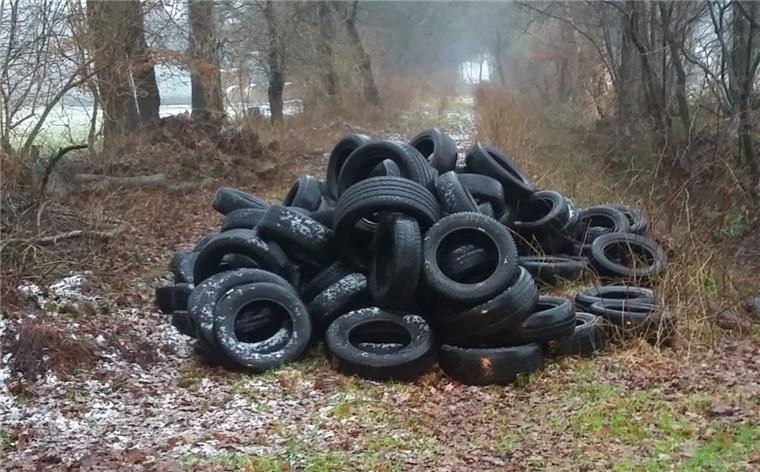 Illegal entsorgt: 200 Autoreifen auf einem Feldweg bei Beverstedt abgeladen Rund 200 Autoreifen liegen auf einem Feldweg bei Beverstedt. Sie wurden hier illegal abgeladen.