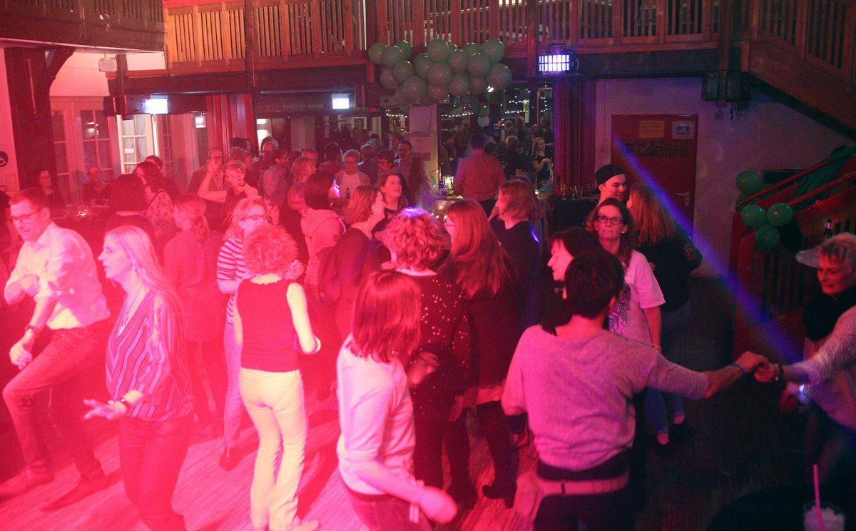 Nordenhamer feiern für den guten Zweck Rund 200 Gäste waren zum Feiern in die Nordenhamer Jahnhalle gekommen.