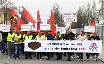 Rund 2000 Beschäftigte des Augsburger Werks von Premium Aerotec sind auf die Straße gegangen, um gegen den geplanten Stellenabbau in dem Flugzeugwerk zu demonstrieren.