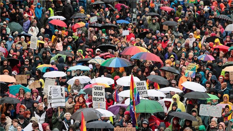 „Wir sind das Stadtbild“ - Demos in Bremen und Niedersachsen Rund 2.000 Menschen demonstrierten in Bremen.