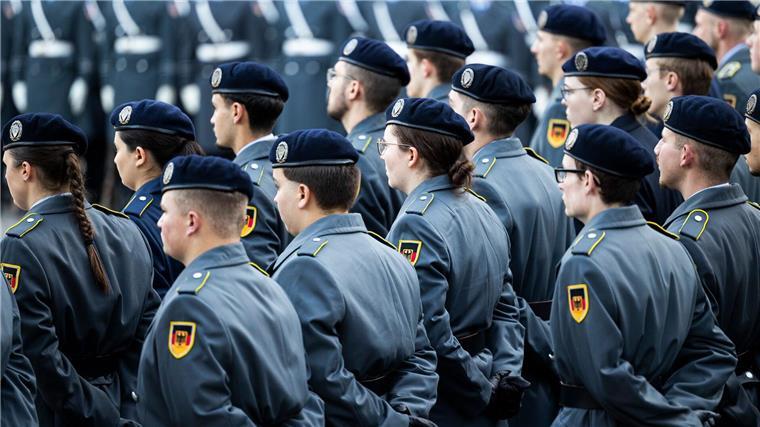 Bundeswehr-Gelöbnis mit Pistorius begleitet von Protest Rund 230 Soldatinnen und Soldaten haben gelobt, der Bundesrepublik treu zu dienen.