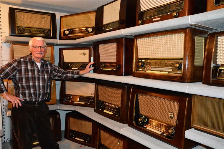 Neues Leben für alte Radioschätze in Dorum Rund 25 alte Röhrenradios nennt Ernst Schmidtmann sein Eigen.