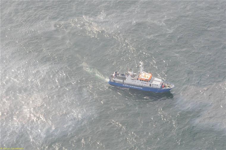 Ölverschmutzung: Küste in Butjadingen wohl nicht in Gefahr Rund 25 Kilometer westlich von Helgoland ist am vergangenen Freitag eine 300 Meter lange Ölspur festgestellt worden.