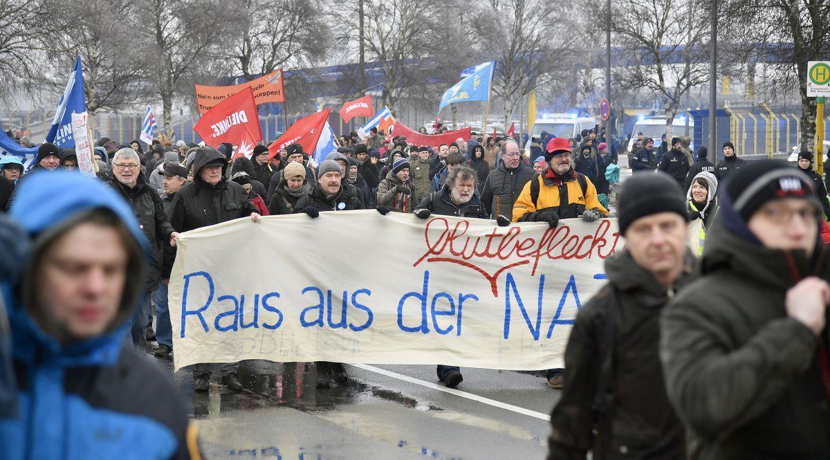"Atlantic Resolve": Rund 250 Menschen demonstrieren in Bremerhaven gegen "Säbelrasseln" Rund 350 Menschen kamen zur Demonstration gegen die Truppenverlegungen über Bremerhaven.