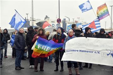Rund 350 Menschen kamen zur Demonstration gegen die Truppenverlegungen über Bremerhaven.