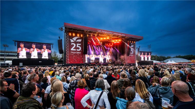 Mit neuen Zähnen und altem Po: Robbie Williams begeistert Hamburg Rund 25.000 Besucher kam am Donnerstagabend zum ersten von zwei Konzerten auf die Hamburger Trabrennbahn.