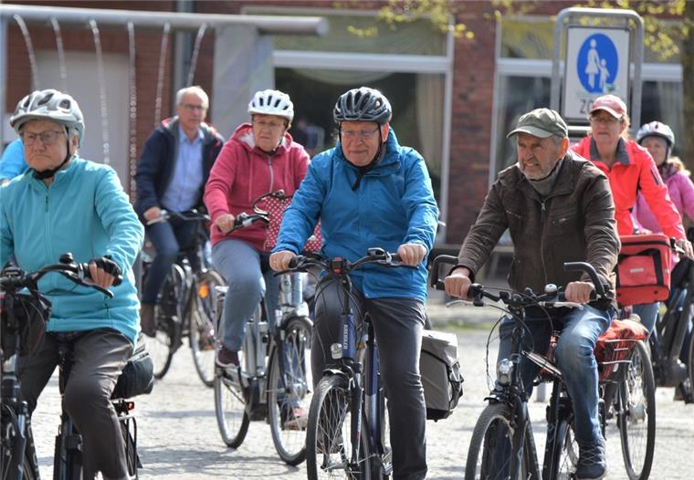 „Stadtradeln“ in Zeven startet mit 25-Kilometer-Tour Rund 30 Frauen und Männer beteiligten sich am Mittwoch an der Radtour zum Auftakt des „Stadtradelns“ in Zeven.