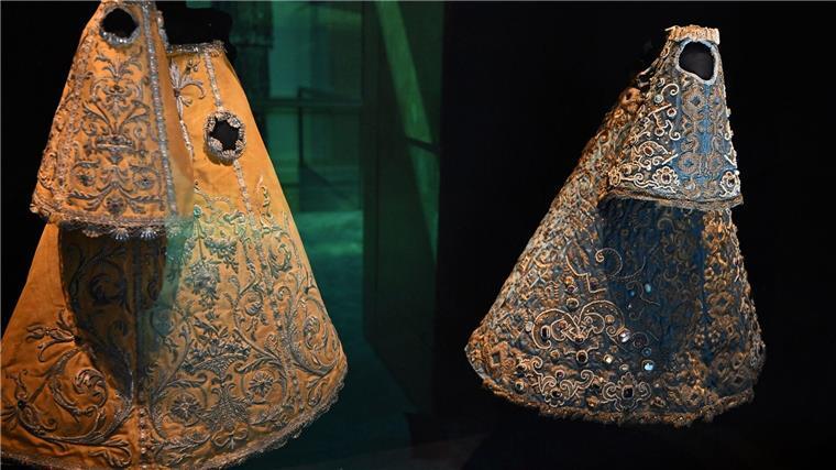Die Schwarze Madonna, das Osterkleid und die Doppelgängerin Rund 30 Kleider - sogenannte Gnadenröcklein - zählen zur Garderobe der Schwarzen Madonna.