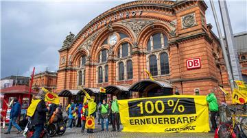Rund 30 Menschen haben in Bremen gegen den Transport von hoch radioaktivem Atommüll durch Deutschland protestiert. 
