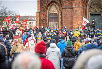 Rund 300 Menschen sind am Freitagnachmittag dem Aufruf der Politik und der Gewerkschaften gefolgt, mit einer Mahnwache ein Zeichen der Solidarität mit der Ukraine zu setzen. Die Große Kirche wird ab jetzt abends blaugelb angestrahlt.