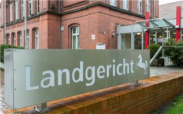 Rund 35 Jahre nach dem gewaltsamen Tod eines Anglers in Nienburg an der Weser muss sich ein Tatverdächtiger vor Gericht verantworten.
